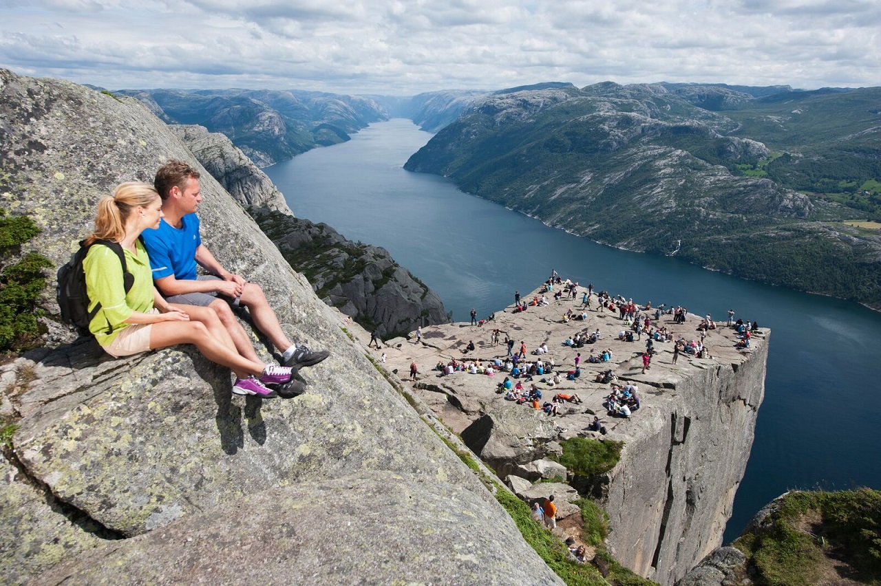 Preikestolen - Turvandrere - Lysefjorden - Norge