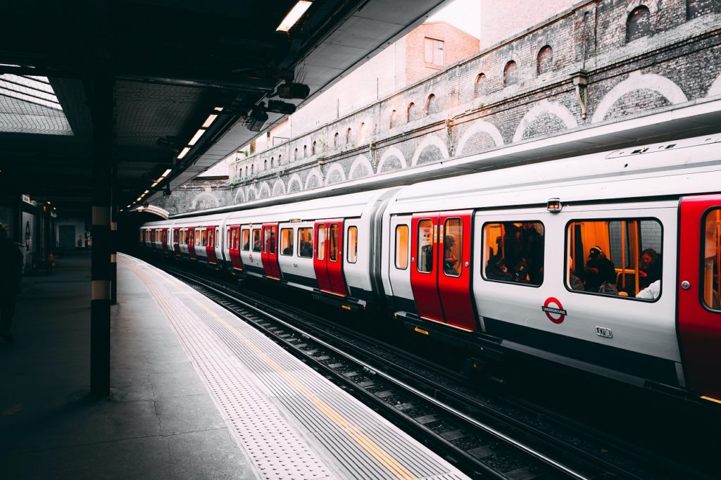 London - Undergrunden - tog - Kollektivtransport - Tomas Anton Escobar
