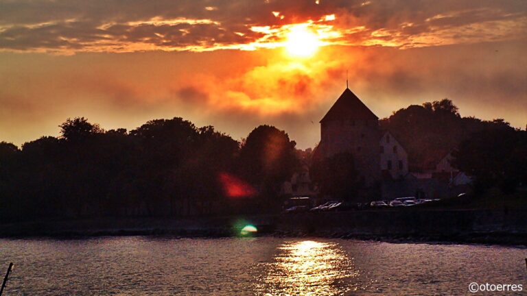Soloppgang - Kirketårn - Visby - Gotland - Østersjøen - Sverige