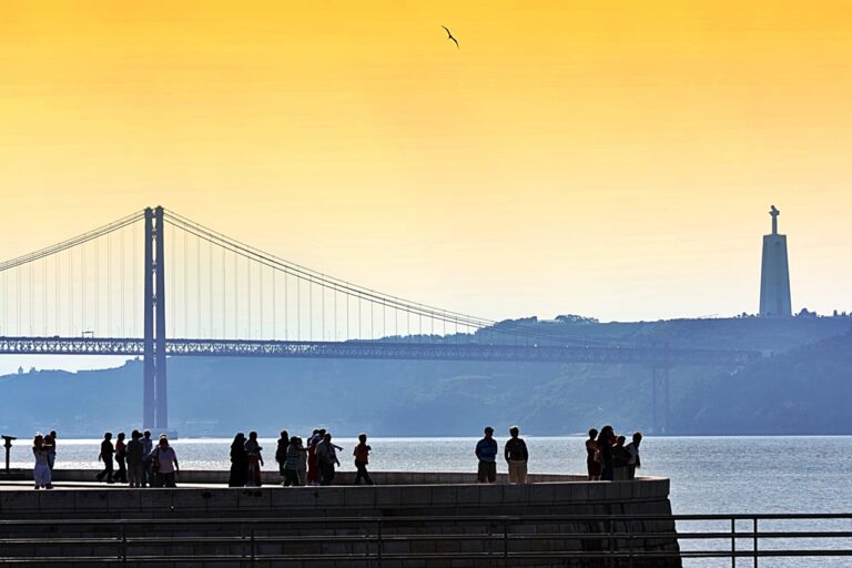 Belem - Lisboa - Bro - Statue - Portugal