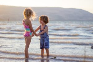 Ferie - barn - badestrand - Frende - Illustrasjon