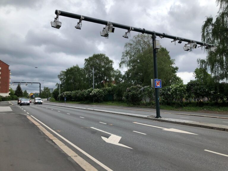 Vei - biler - bomstasjon - NAF