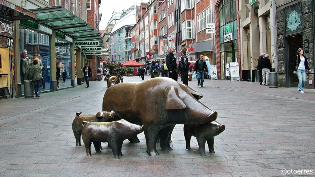 Bremen - Sentrum - gateskulpturer - griser