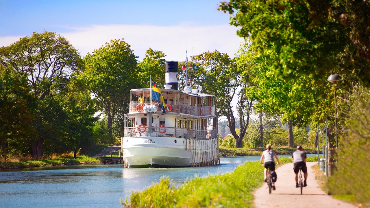 Båten Juno - Syklister - Göta kanal - Sverige