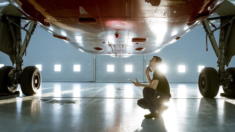 Flymekaniker - Hangar - Bertel O. Steen - Shutterstock