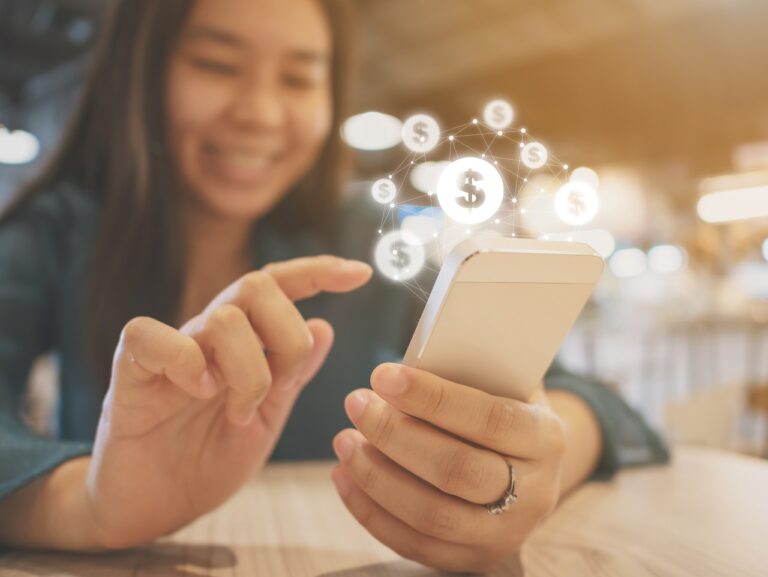 Kvinne - mobilteleforn - Smartphone - Bank-ID - Leading web solutions