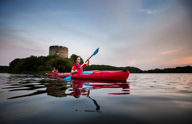 Kajakkpadler - Clough Oughter Castle - Lough Oughter lake - Irland