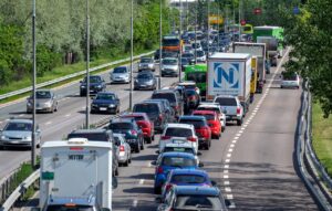 Biltrafikk - motorvei - Fremtind - Illustrasjon