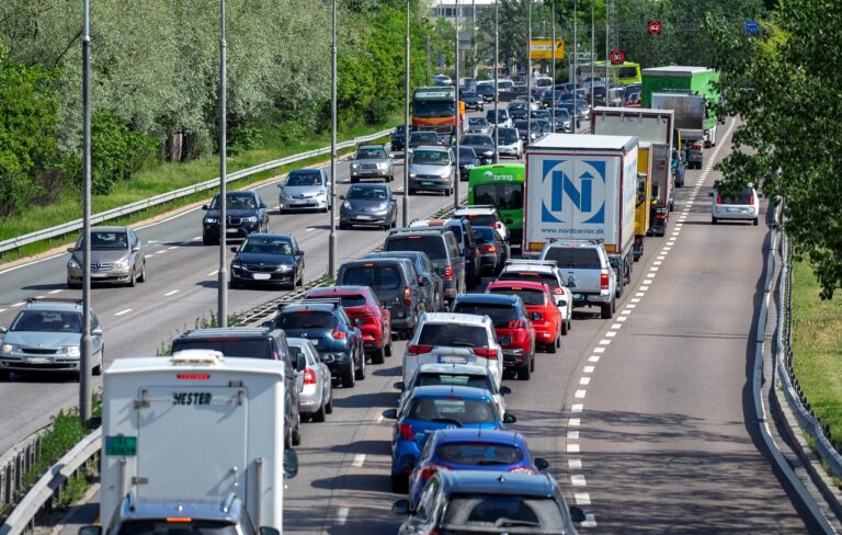 Biltrafikk - motorvei - Fremtind - Illustrasjon