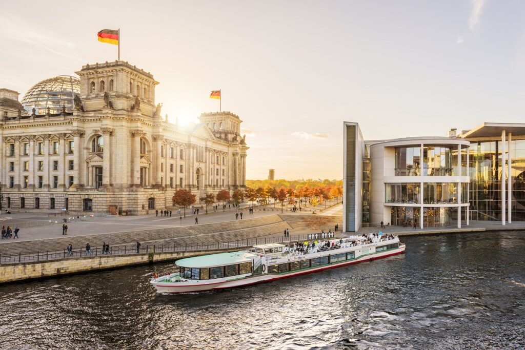 Berlin - Båttur - Elven Spree - Riksdagen - Paul-Löbe-Haus - Visit Berlin 