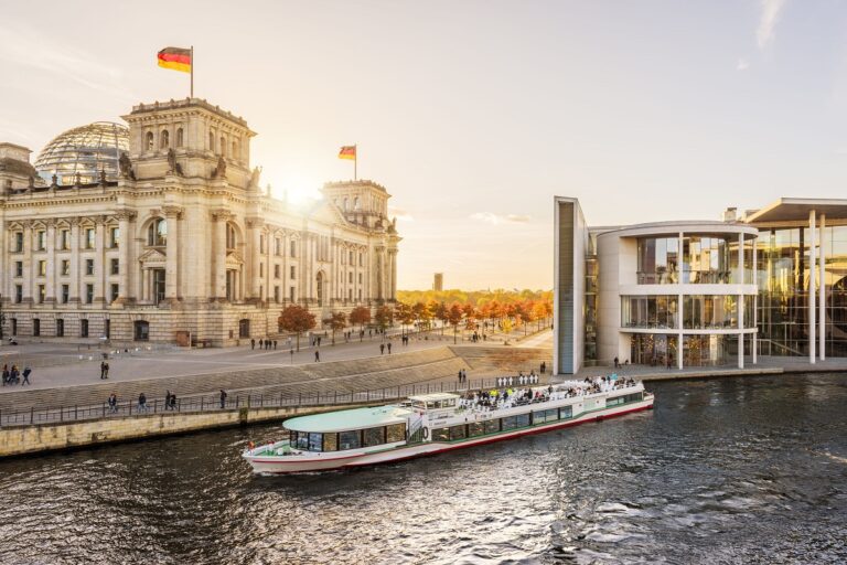 Berlin - Båttur - Elven Spree - Riksdagen - Paul-Löbe-Haus - Visit Berlin
