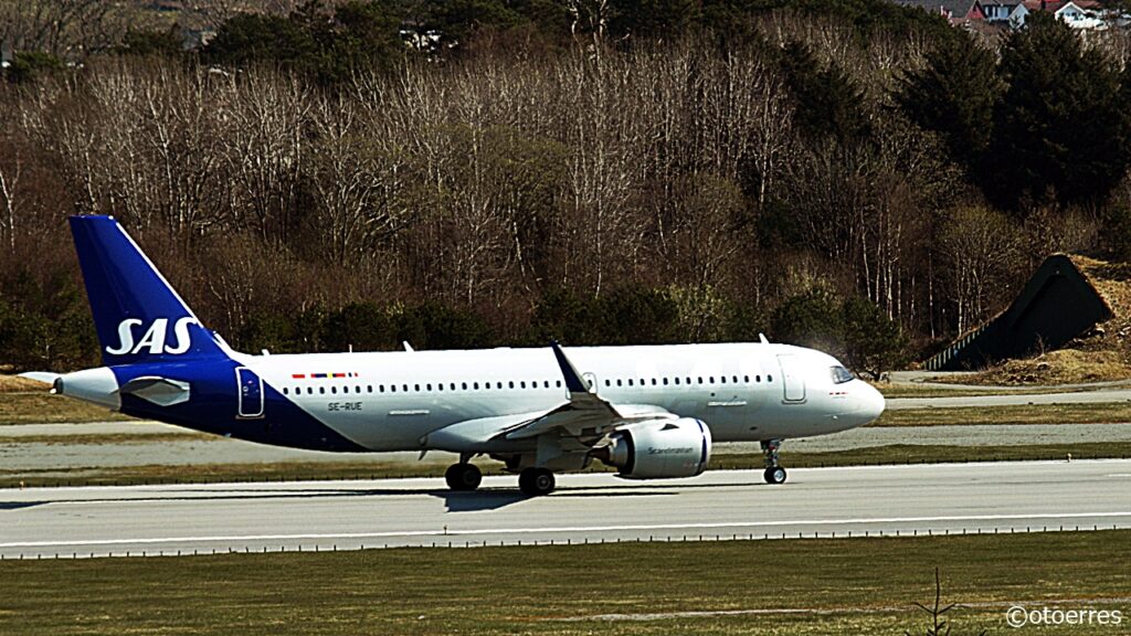 SAS - Boeing 737 - Nytt levery - Takeoff - Stavanger - Sola - april 2021
