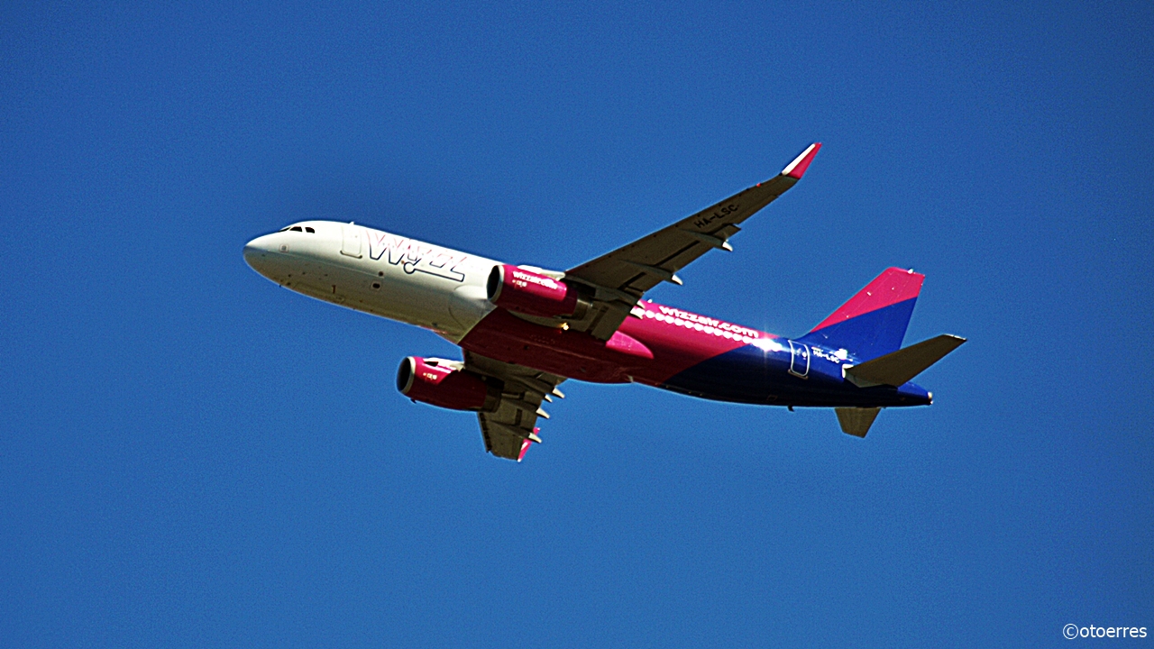 Wizz Air - Airbus A 320 - Take off - Stavanger lufthavn - Sola