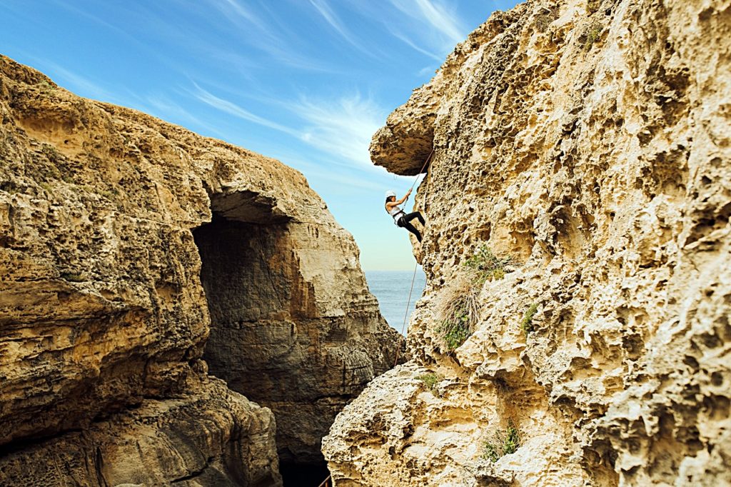 Kvinne - Fjellklatring - Klipper - Gozo - Malta - Middelhavet