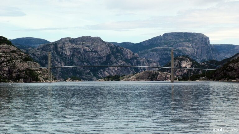Innseiling - Lysefjorden - Lysefjordbrua - Preikestolen - Rogaland - Norge