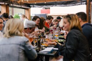 Folk - restaurant - smittefare - Insplash - Frende