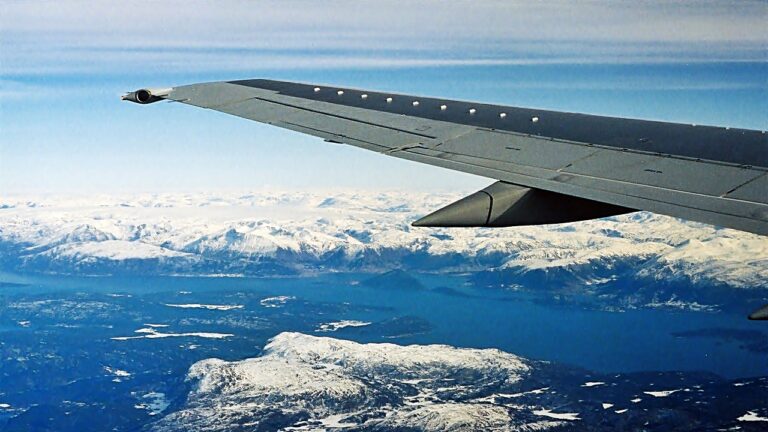 Norwegian-737-300-Hardangerfjorden-Folgefonna