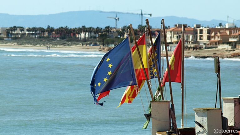 Flagg - Strand - Yacht Club - Torre de la Horadada - Costa Blanca -Spania