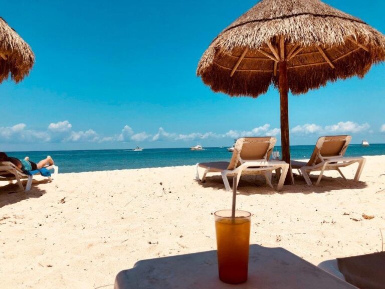 Strand - parasoller - syden - varme -drinker - Amisol