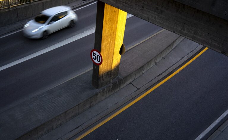 Bil - vei - trafikkskilt - Fartsgrenser - Fremtind