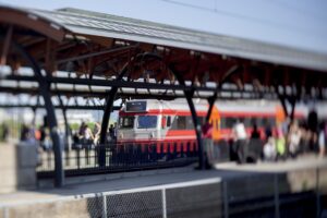 Tog - Jernbane - Jernbansestasjon - Illustrasjon