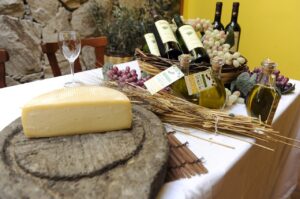 Kanariske spesialiteter - Ost - Vin - dekket bord - kanariøyene - Spania