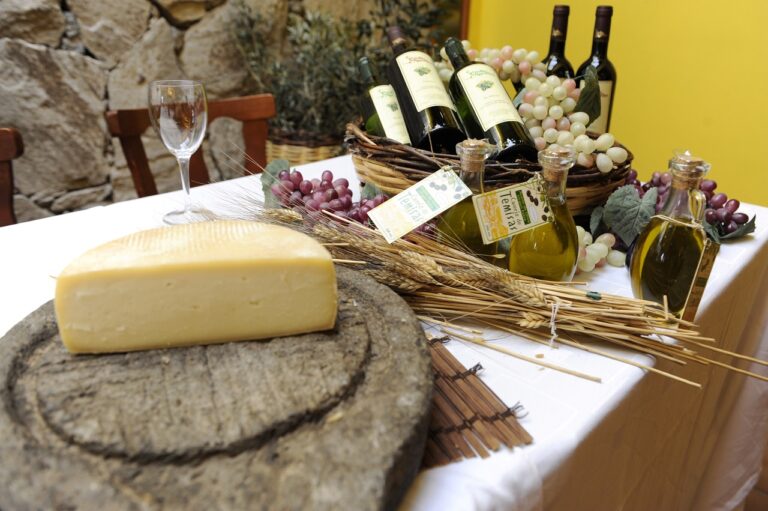 Kanariske spesialiteter - Ost - Vin - dekket bord - kanariøyene - Spania