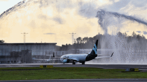 Vannportal - Flyr - Boeing 737-800 - Bergen lufthavn Flesland - Første landing - 16. august 2021