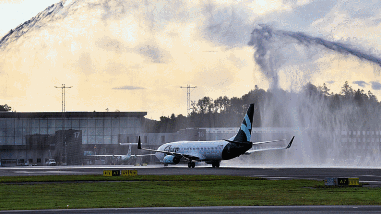 Vannportal - Flyr - Boeing 737-800 - Bergen lufthavn Flesland - Første landing - 16. august 2021