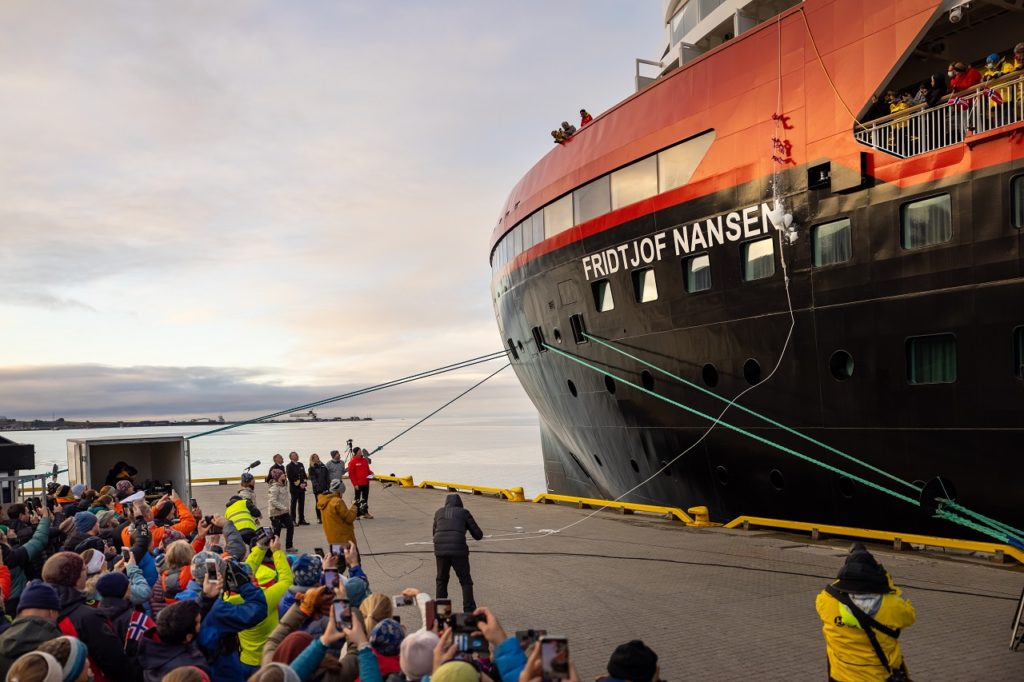 MS Fridtjof Nansen - Ekspedisjonsskip - Cruiseskip - Hurtigruten - Lingyearbyen - Svalbard