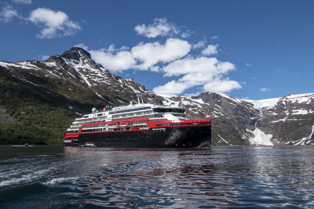 MS Fridtjov Nansen - explorercruiseskip - Isfjorden - Norge