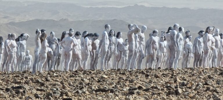 Arad - Israel - 200 nakne mennesker - Fotoinnstallasjon - Spencer Tunick
