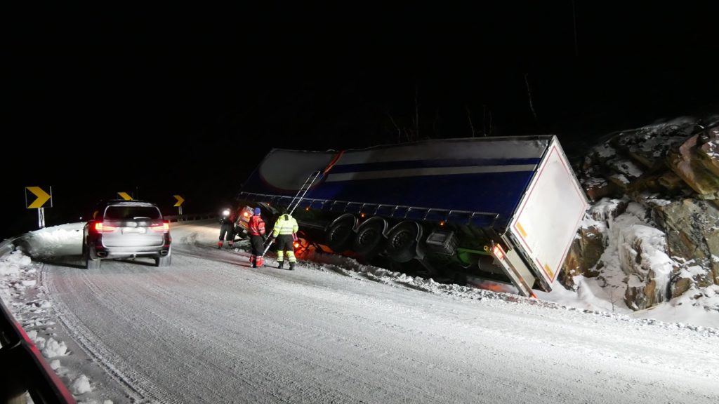 Bilberging - Semitrailer - Snødekket vei - Islagt veibane - utforkjøring