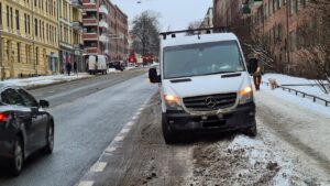 Ulovlig parkering - nødlys - varsellys - NAF