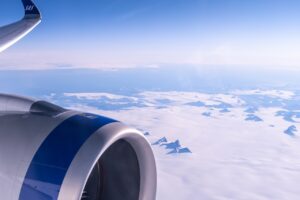 SAS - flymotor - utsikt passasjerkabin - snødekte vidder