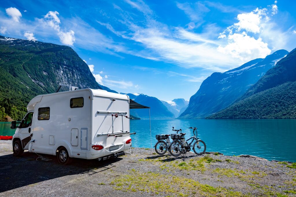Campingvogn - sykler - vann - Norsk natur - Norgesferie - Simployer