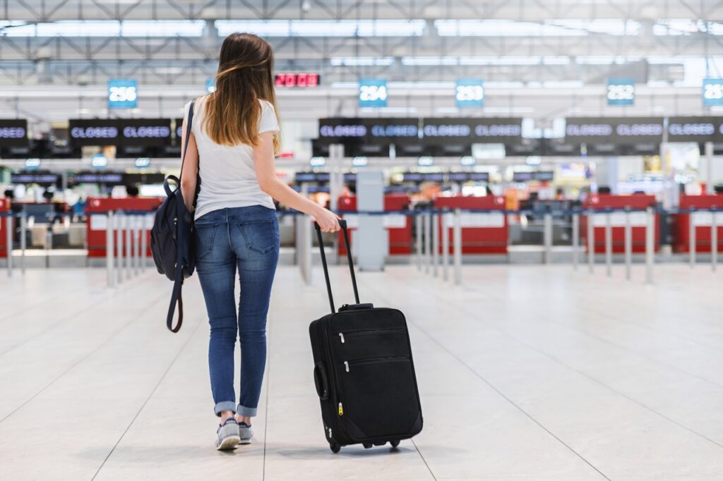 Passasjer med koffert - Flyplass - avgangshall - Innsjekking - Danmarks Rejsebureau Forening - DRF