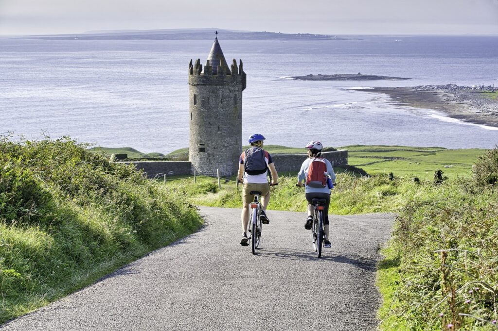 Syklister - Doonagore Castle - Slott - Doolin - The Burren - County Clare - Irland