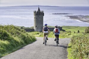 Syklister - Doonagore Castle - Slott - Doolin - The Burren - County Clare - Irland