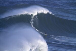 Surfer - Bølge - Atlanterhavet - Nazaré - Portugal