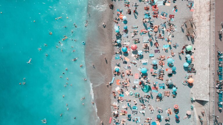Sommerferie - Sydenstrand - Fugleperspektiv - Illustrasjon - Fremtind