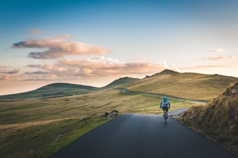 Syklist - Sykling - Fjellveier - Photo by David Marcu on Unsplash