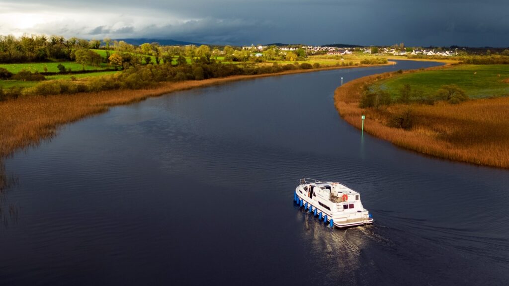 Feriebåt - Turistbåt - Cabin Cruiser - Shannon - Elv - Carrick on Shannon - Irland
