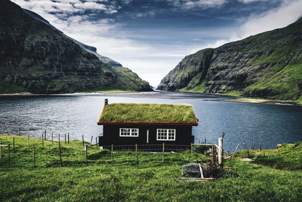 Hytte - Gresstak - Tømmer - Fjord - Innsjø - Norge - Landfolk