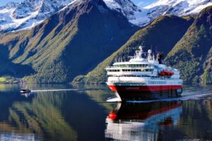 MS Nordnorge - Hurtigruten - Hjørundfjorden - Sunnmøre - Møre og Romsdal