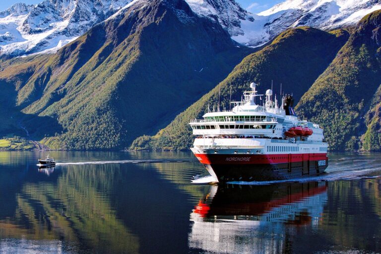 MS Nordnorge - Hurtigruten - Hjørundfjorden - Sunnmøre - Møre og Romsdal