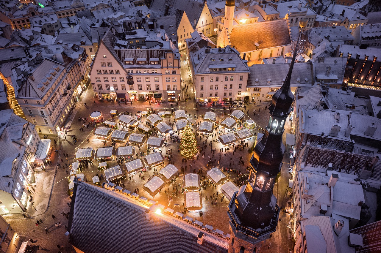 Fugleperspektiv - Tallinns julemarket - Rådhustorge - Gamlebyen - Vana Linn - Estland
