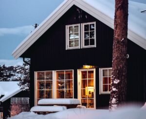 Hytte - Vinter - Illustrasjon - Nkom - Unsplash