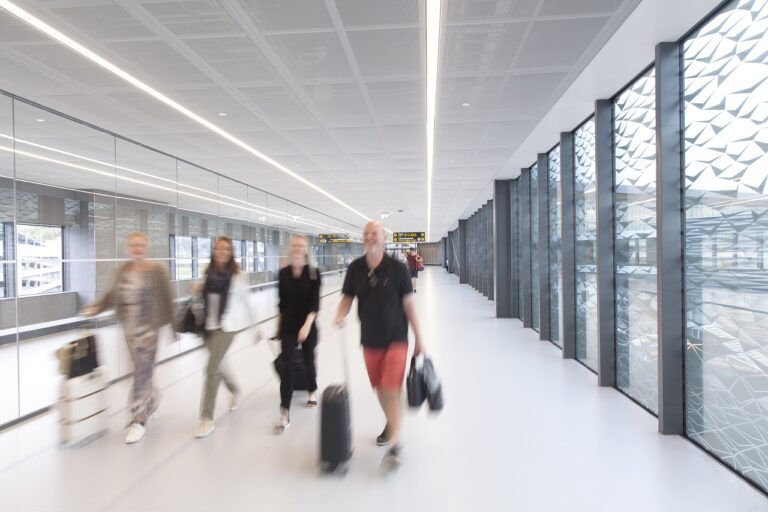 Avinor - Flyplass - Flypassasjerer - Illustrasjon