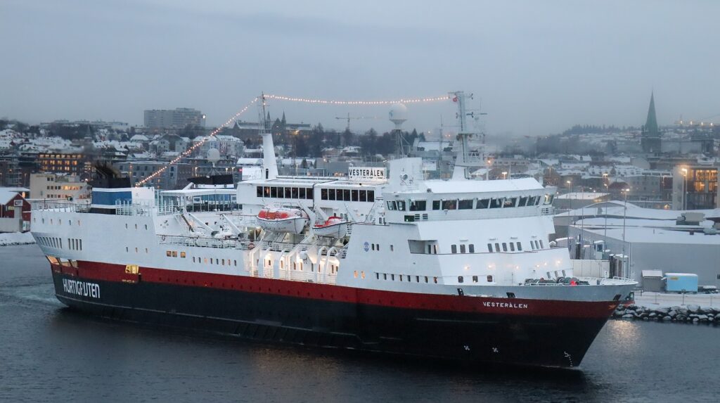 MS Vesterålen - Hurtigruten -- Nyoppusset - original drakt - Trondheim - Desember 2022